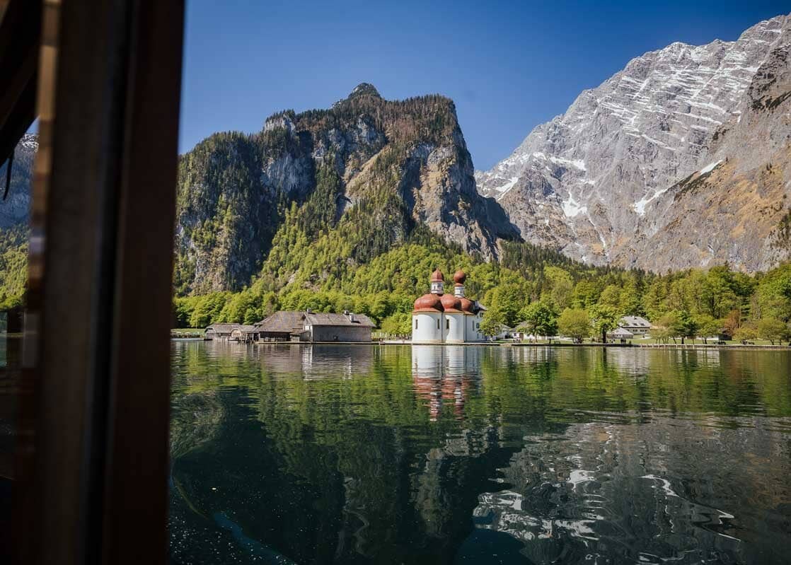 Blick vom Boot über den Königssee auf St. Bartholomä.